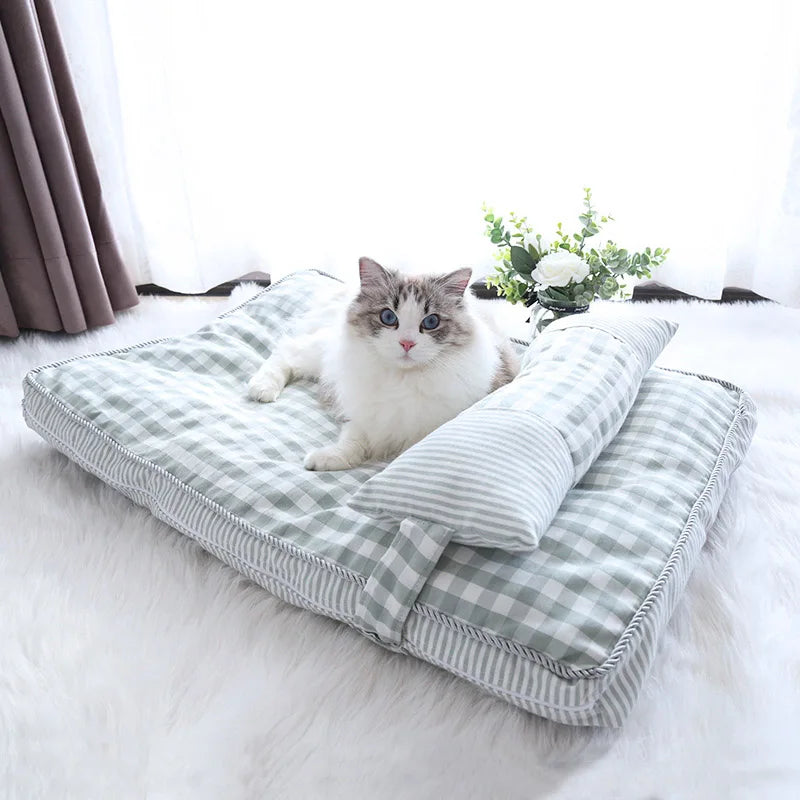 Dog/Cat Bed Soft Lounger Pet Bed.