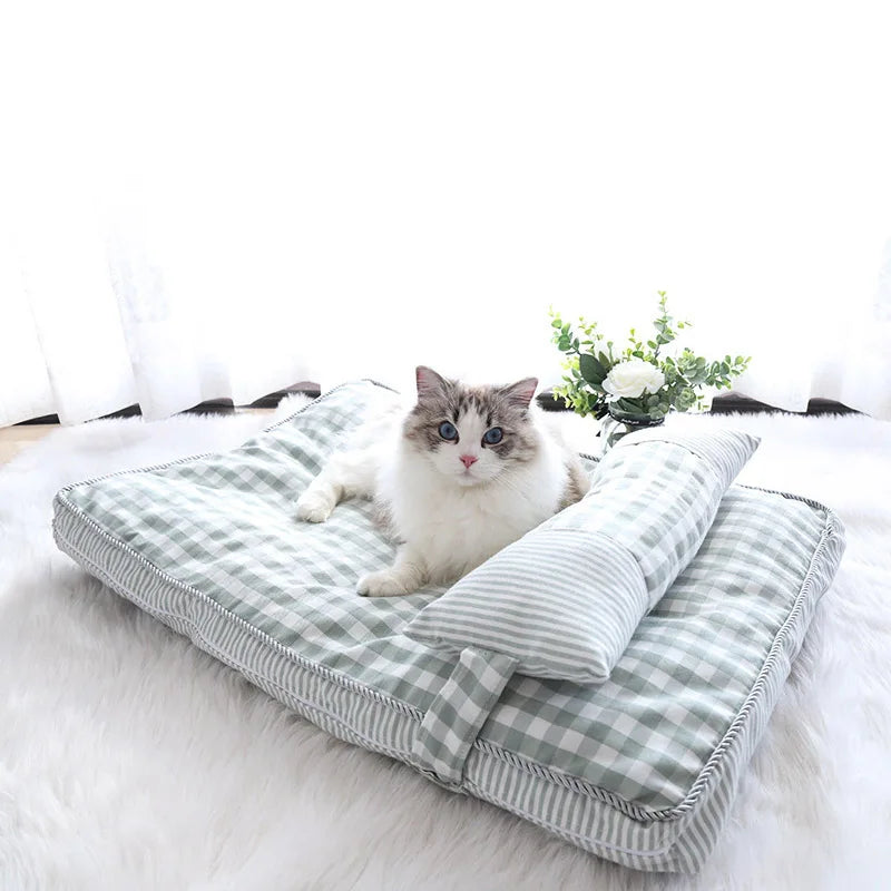 Dog/Cat Bed Soft Lounger Pet Bed.