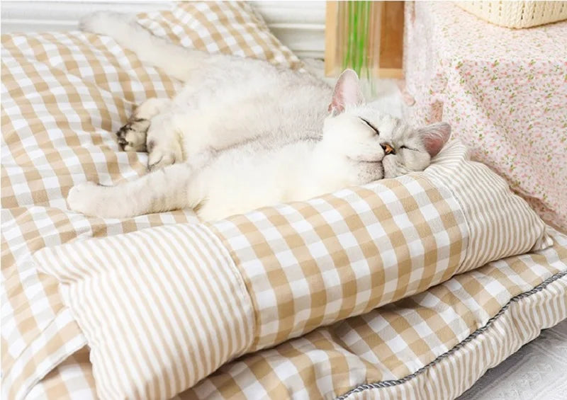 Dog/Cat Bed Soft Lounger Pet Bed.